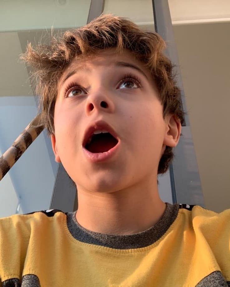 Además de ser un excelente estudiante y actor, Tadeo guarda una profunda admiración por su padre, a quien le dedicó emotivas palabras en el marco de su cumpleaños número 80 durante la transmisión del programa Hoy.