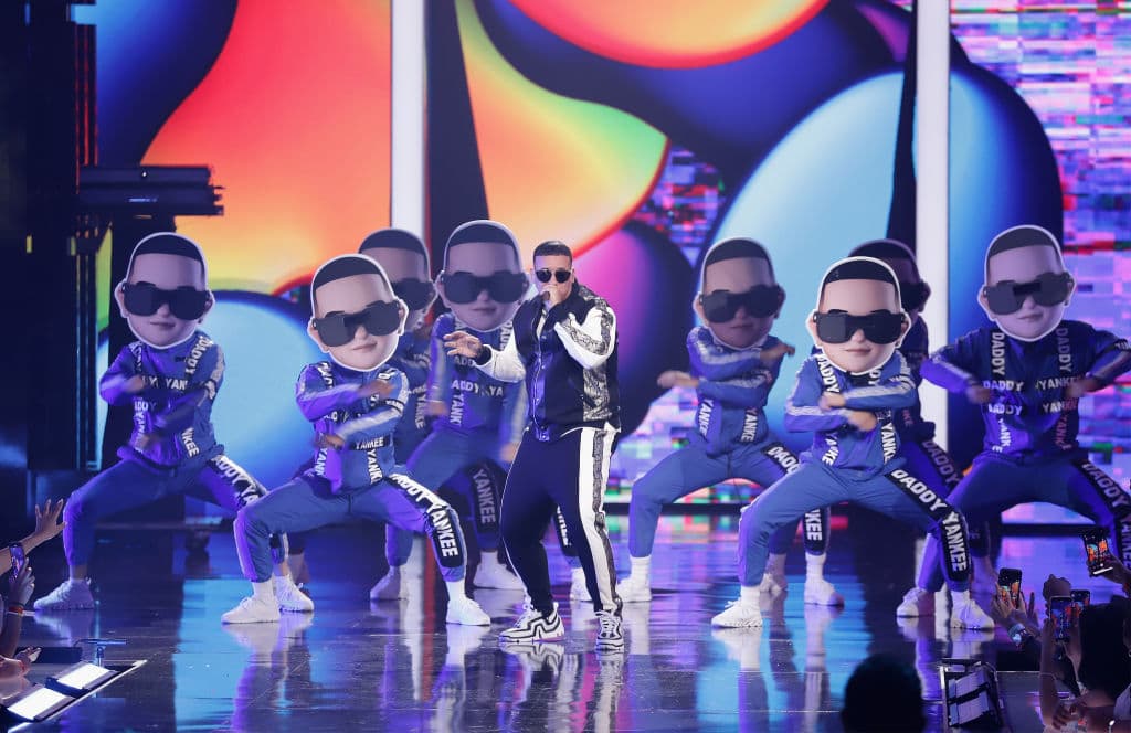 El homenaje por su trayectoria que recibió Daddy Yankee en Premio Lo Nuestro 2019 le dio la vuelta al mundo, pues grandes exponentes del reggaetón se reunieron en un mismo escenario para cantar sus más grandes éxitos, como "Rompe", "Ella me levantó" y "Lo que pasó pasó". Además, la estrella boricua recreó la coreografía de su video “Con Calma”, poniendo a bailar a todos los asistentes.