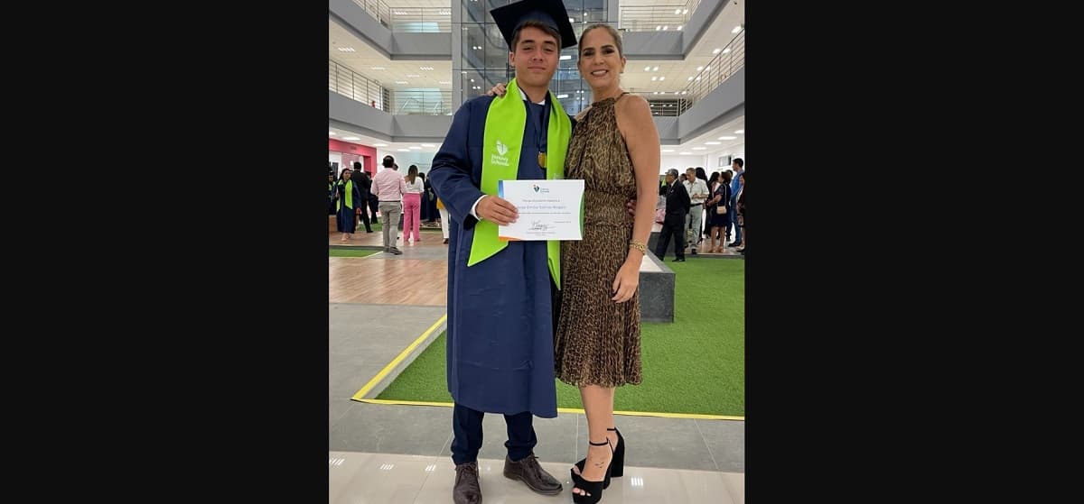 El joven apareció con su mamá durante su graduación