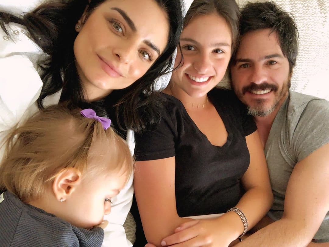 "Yo me dediqué a ser su amiga a todo lo que da, al grado de que Mau se enojaba porque decía 'parece que tengo dos hijas, en lugar de una esposa y una hija' porque yo me divertía cañón con Lorenza, nos poníamos a jugar como locas y Mauricio se enojaba, siempre me decía que tenía que madurar (…) Desde que yo conocí a Lorenza, sabía perfecto cómo era estar en el lugar de ella y cómo se sentía, que para mí fue demasiado natural llevarme muy bien con ella y sabía perfecto cómo hacerla sentir bien y cómo hacerla sentir tranquila, darle su lugar”, sentenció.