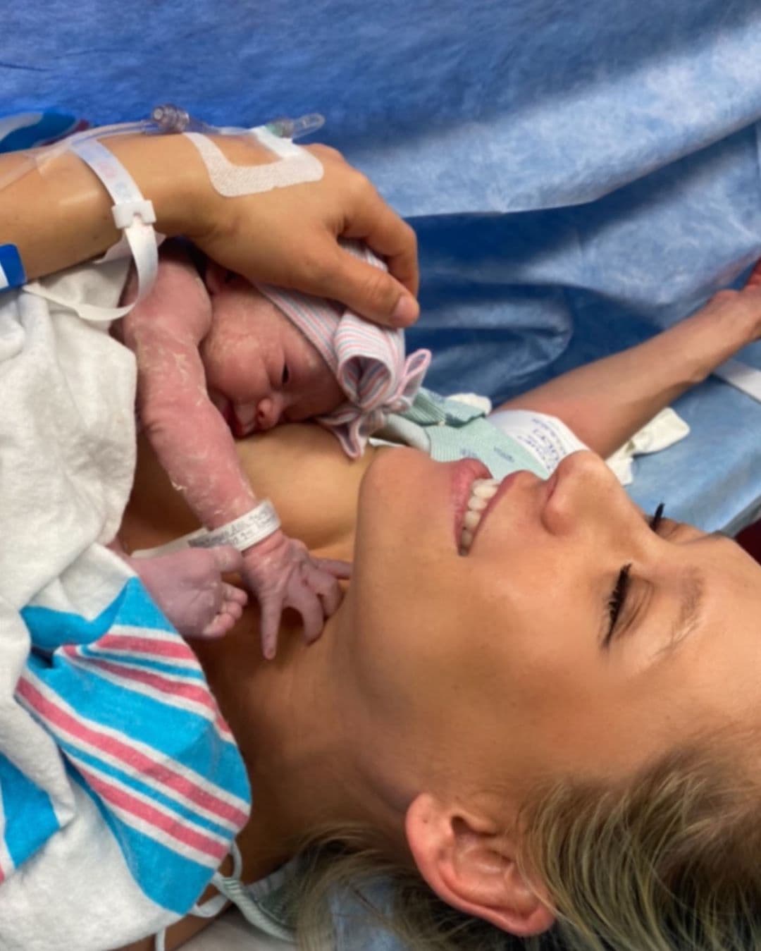 “My Sunshine 01.30.2020”, escribió Enrique Iglesias al pie de una fotografía en la que parece cargando a su hija, aún con una bata de hospital. Casi al mismo tiempo, Anna Kournikova apareció con la bebé entre sus brazos, dejando entrever que era la primera vez que la cargaba.