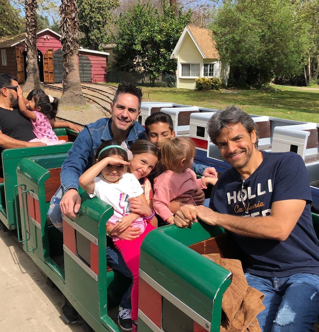 Además de comer pastel y apagar las velitas, Kailani se divirtió con sus papás, su tía Aitana y su abuelo Eugenio, quienes disfrutaron junto a ella de un paseo en tren en Griffith Park Pony Ride, en Estados Unidos.