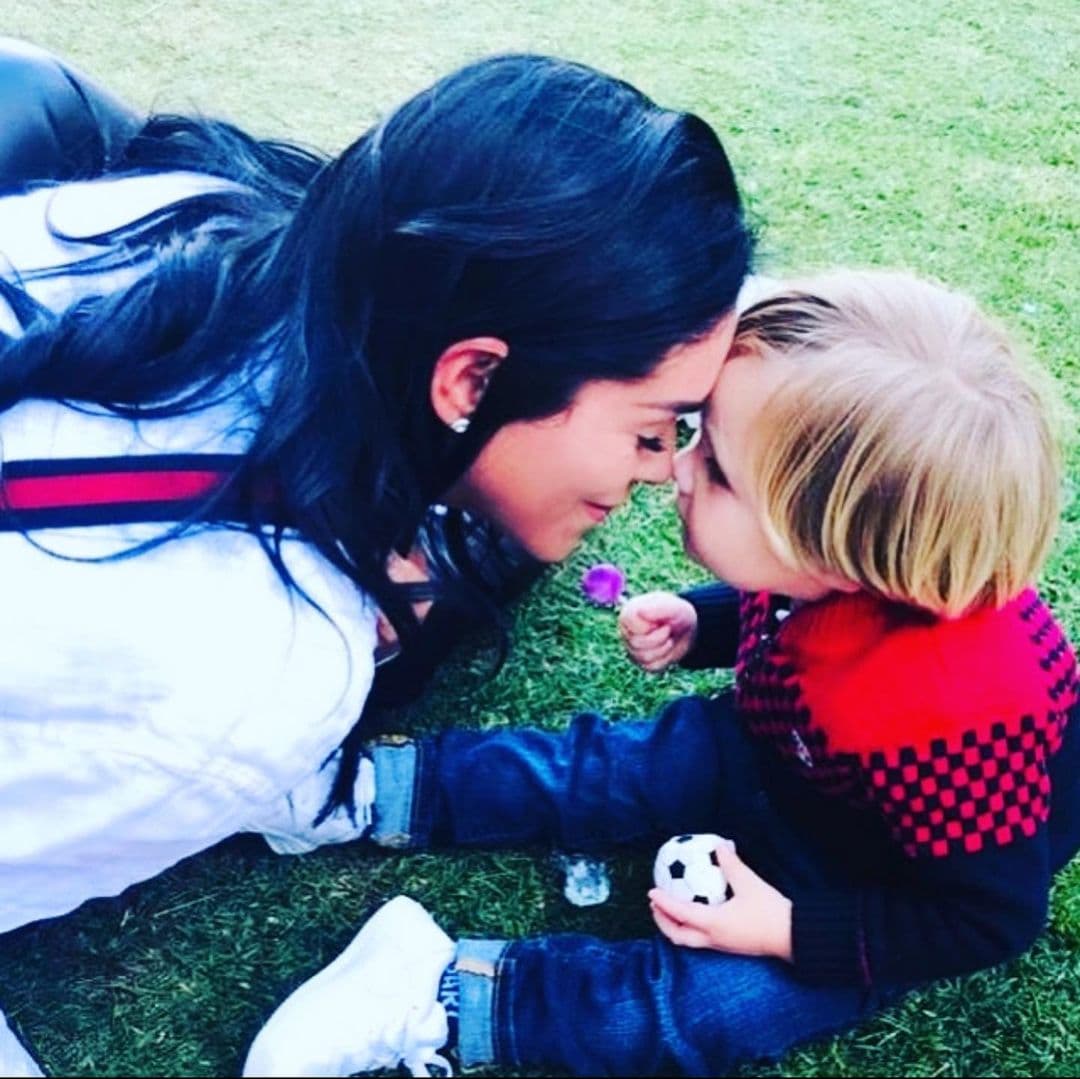 “¡Feliz cumpleaños mi bebe hermoso! ¡#manu te amo con todo mi corazón!”, escribió al pie de la imagen en la que aparece rozando su nariz con la del bebé.