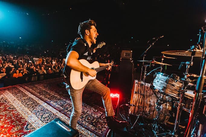 El intérprete de 26 años toca la guitarra en cada uno de sus conciertos.