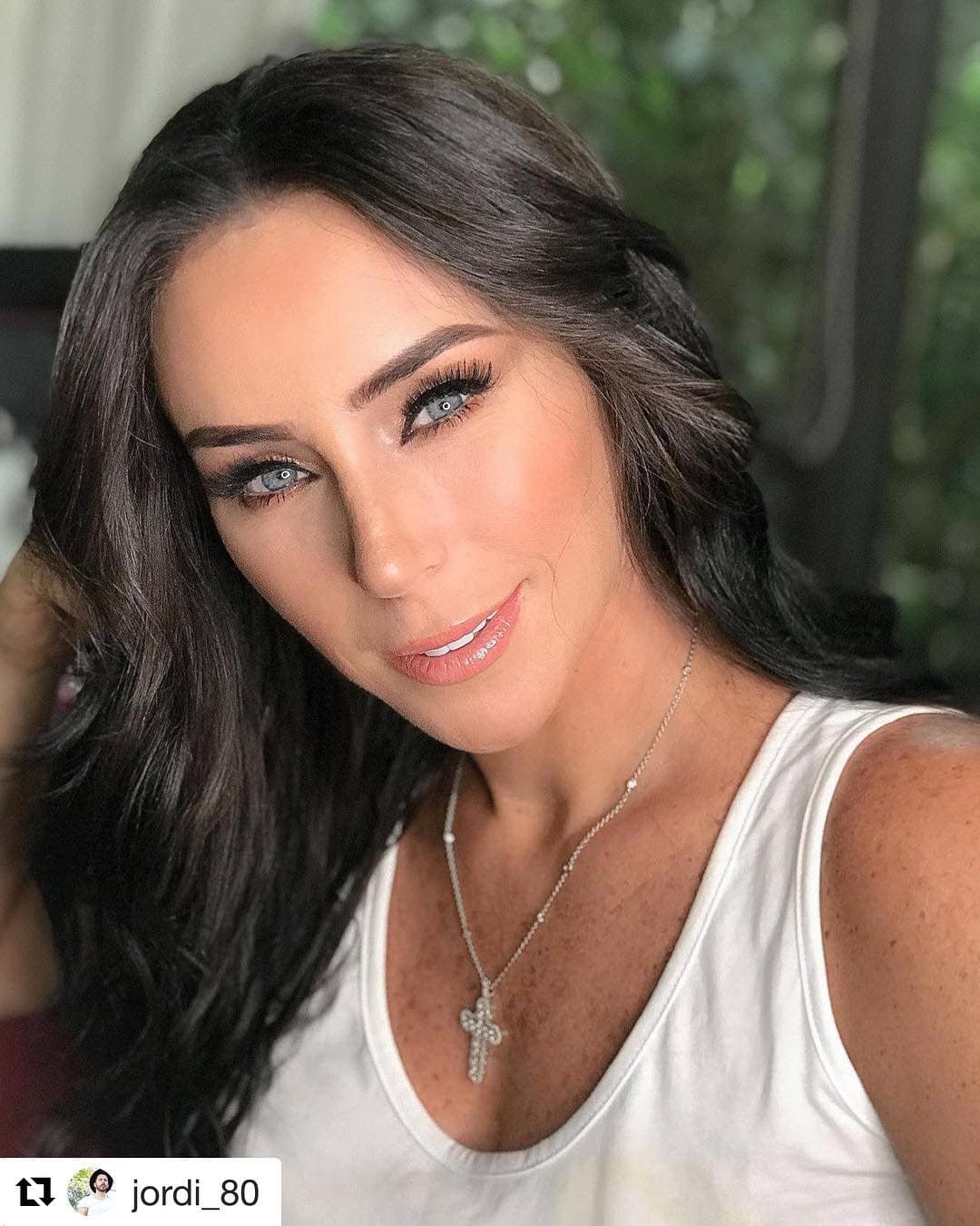 Inés Gómez Mont luce bikini a mes y medio de dar a luz