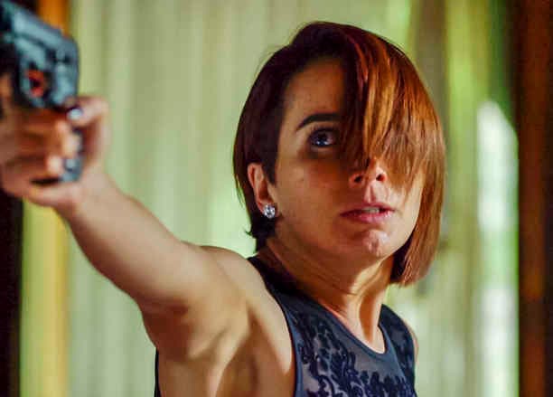 Capítulo 44: La Diabla le apunta a Daniela con una pistola