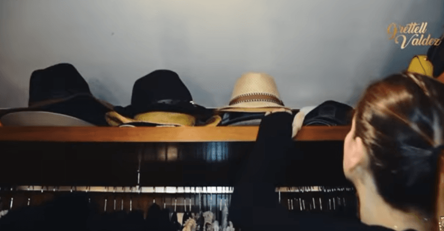 Asimismo, los accesorios como sombreros tienen un estante especial donde descansan. En distintas ocasiones, la intérprete ha compartido su afición a ellos, pues son ideales para lugares con mucho sol como la playa, a la cual acude con frecuencia.