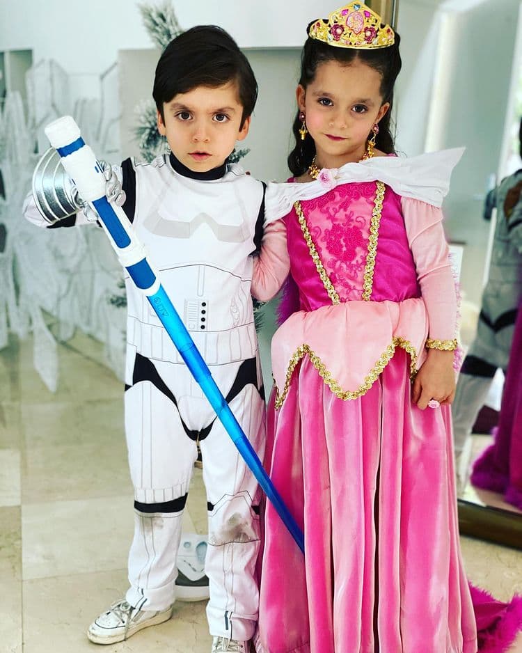 Esto desató una ola de mensajes en los que aseguran que son la versión mini del galán e incluso que parecen sus clones.