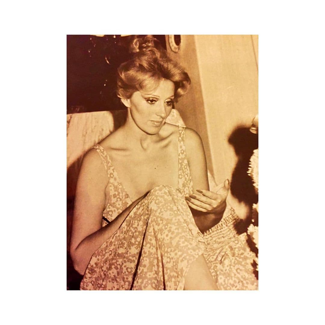 Desde muy pequeña se traslado a Los Ángeles, California, donde participó en el concurso de belleza Miss Los Ángeles, certamen donde obtuvo el primer lugar.
