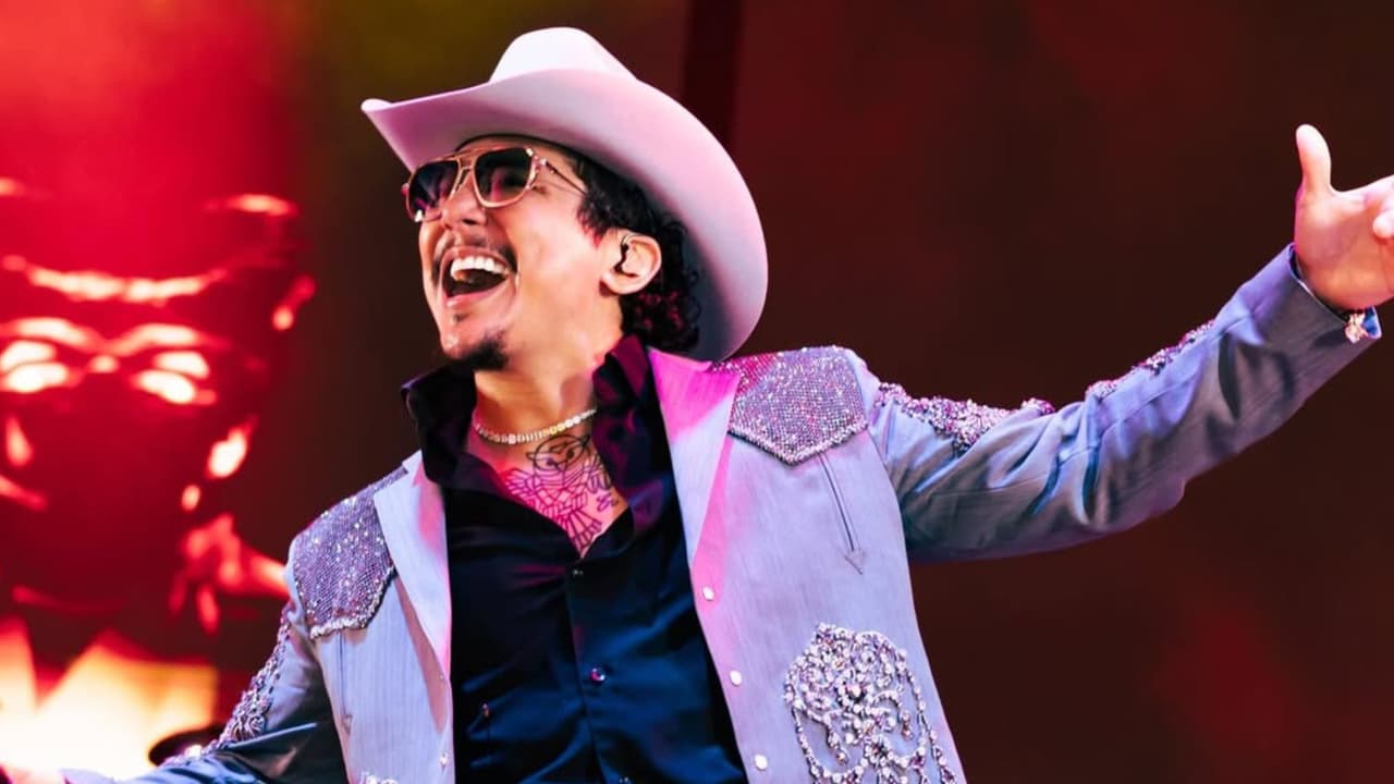 Edwin Luna reacciona a las comparaciones con otros cantantes y habla de su nuevo look