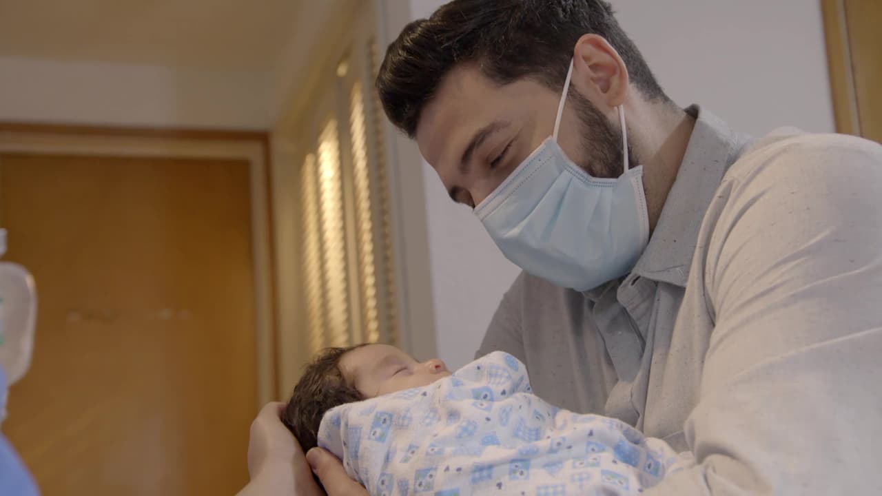 Aníbal le da la bienvenida a su hijo Alfonso y se llena de felicidad con su llegada.