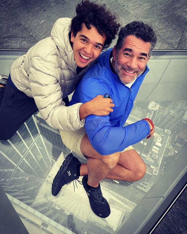 Hijo de Eduardo Santamarina impacta por lucir como el vivo retrato de su famoso padre.