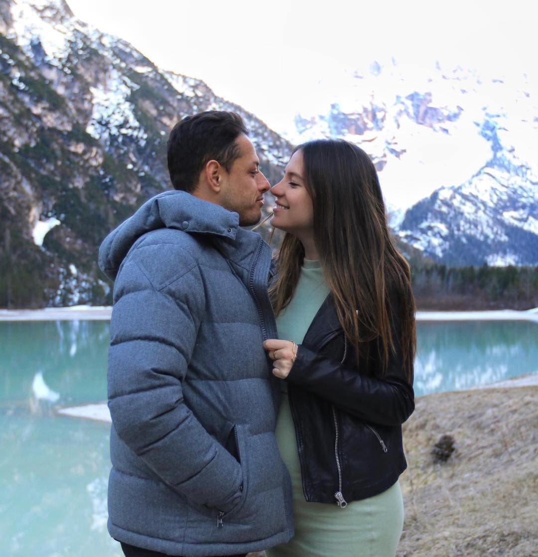 Mientras esposa de Chicharito presume embarazo al desnudo, él la pone en evidencia