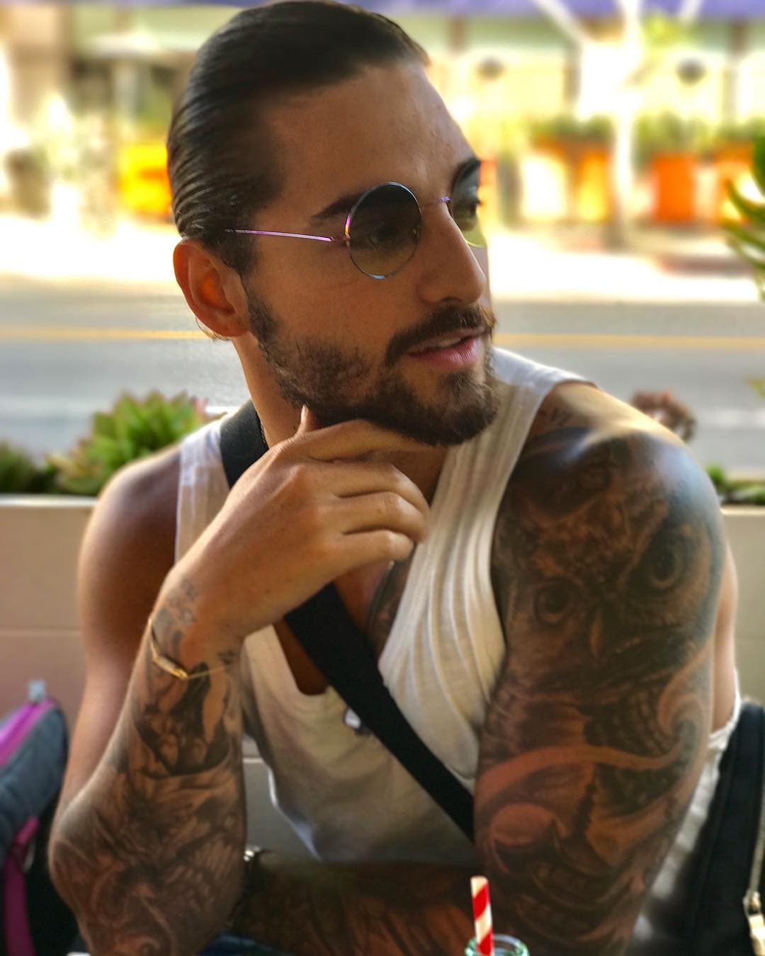 Su nombre real es Juan Luis Londoño Arias; nació en Medellín, Colombia.