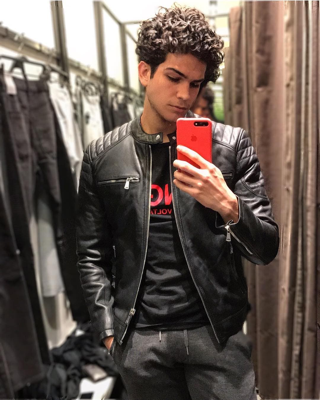 ¿Cuáles son tus pasatiempos? Cantar, grabar historias chistosas para Instagram y últimamente he estado escribiendo canciones.