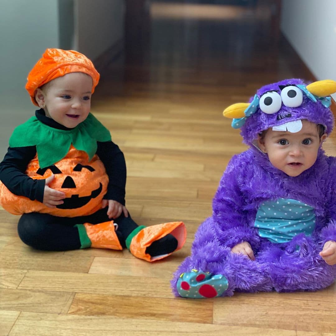 Y es que a través de las redes sociales tanto Jacky Bracamontes como su esposo Martín Fuentes han publicado varias imágenes en las que muestran cómo han ido creciendo desde que nacieron. Uno de los momentos más tiernos que protagonizaron fue en Halloween, cuando las mellizas se disfrazaron de calabaza y monstruo.