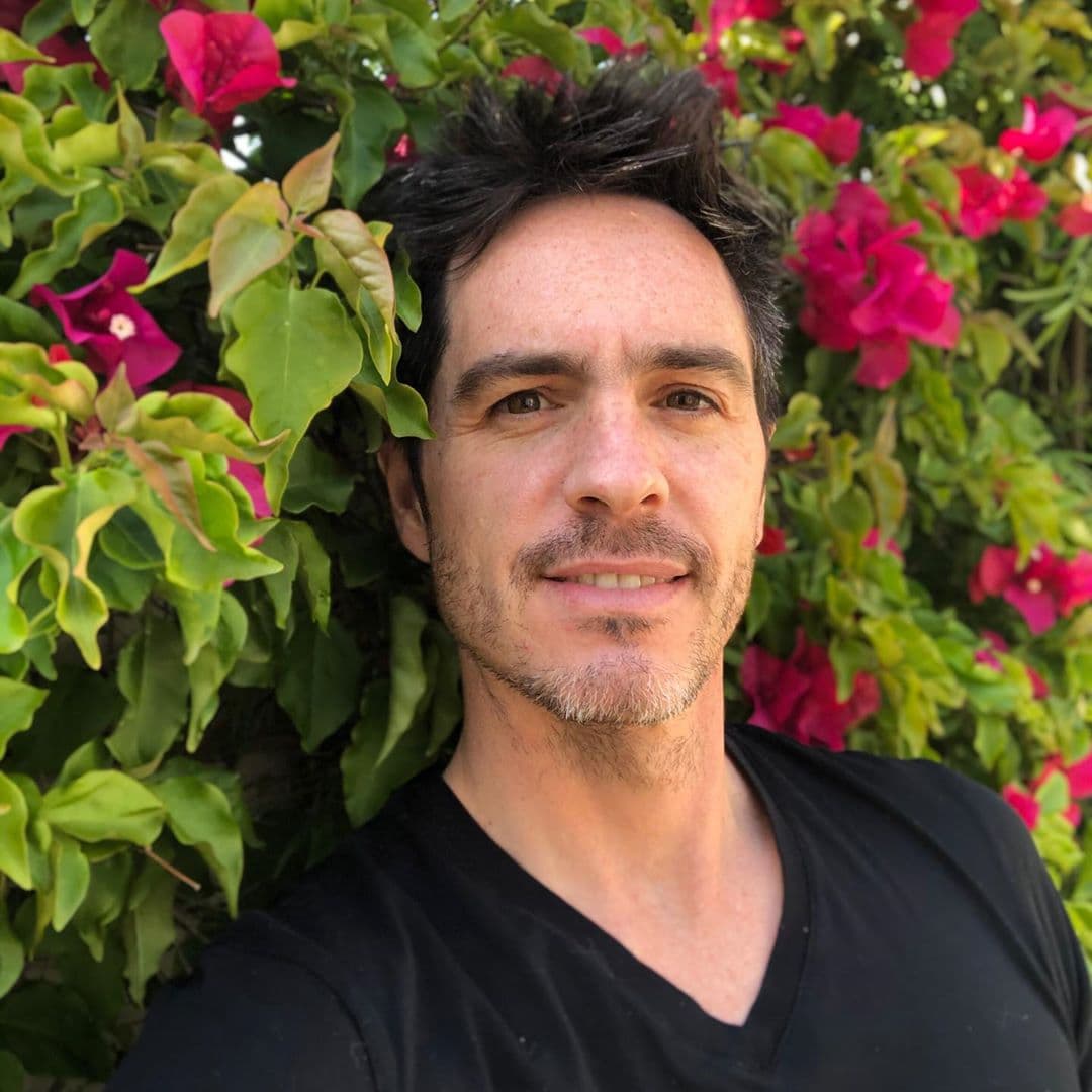 Mauricio Ochmann reveló a Gustavo Adolfo Infante que vivió bullying en la escuela y que fue a manos de una de sus maestras, quien lo molestaba por ser adoptado. “Con este tema, yo me acuerdo sobre todo que en los primeros años de primaria tuve cierto bullying de parte de los maestros, tengo el recuerdo de una maestra, que hasta la regañaron y luego ya como que entendió”, confesó.