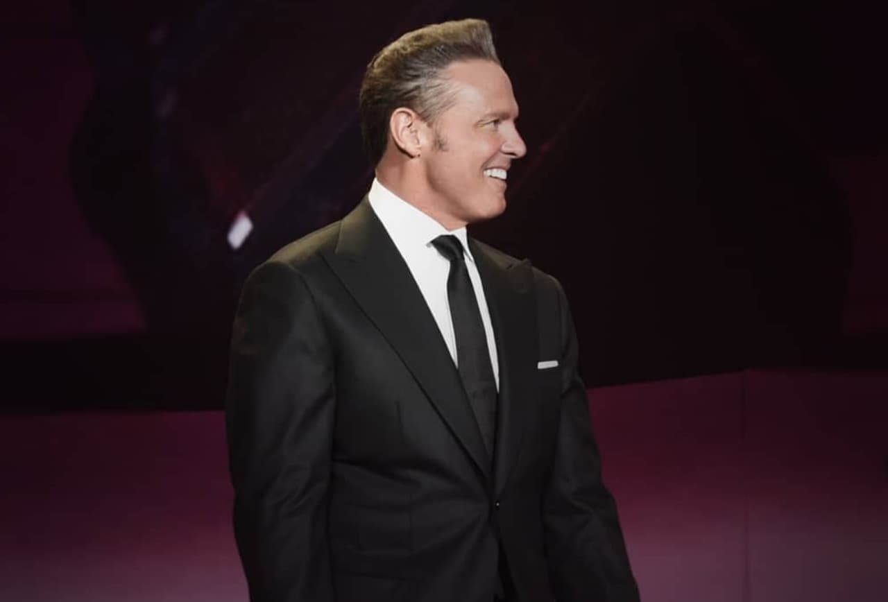 Luis Miguel brinda con tequila durante un concierto