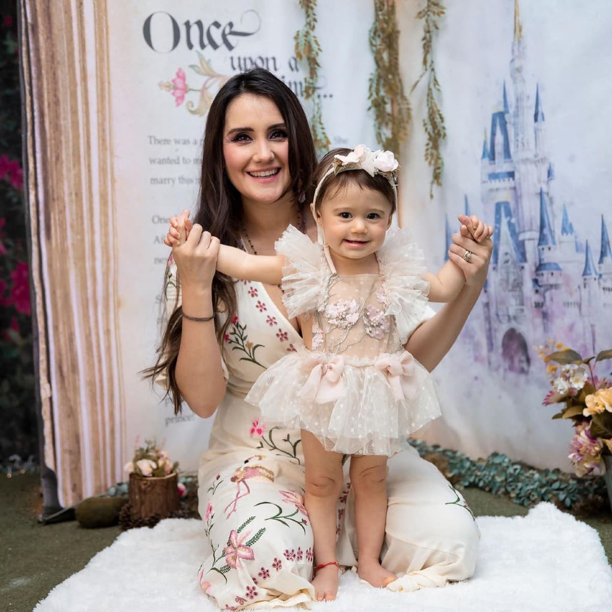 Dulce María se luce al publicar fotos inéditas del nacimiento de su hija María Paula