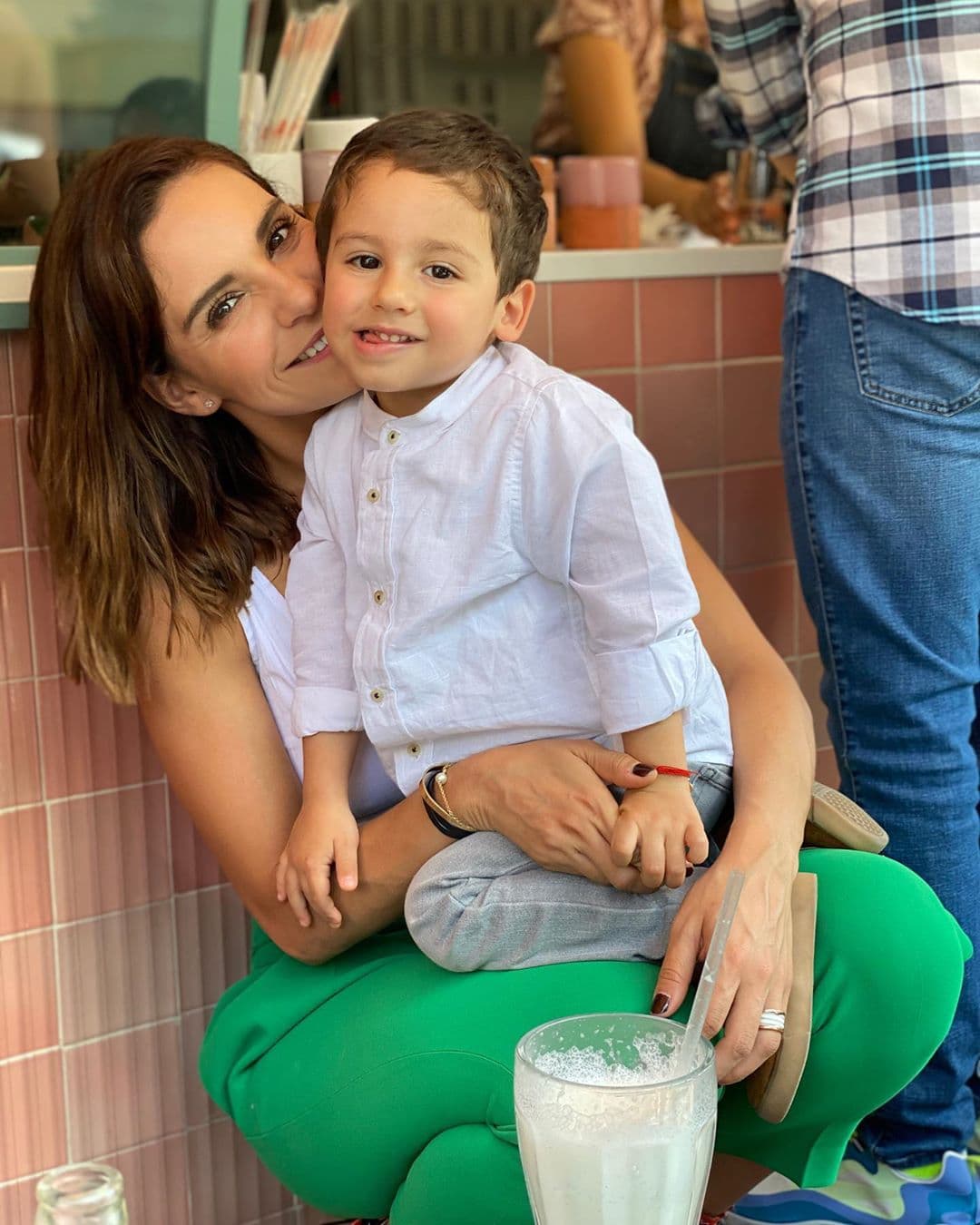 Hijo de Tania Rincón se emociona al escuchar el corazón de su hermana: “Ya la quiero tener”