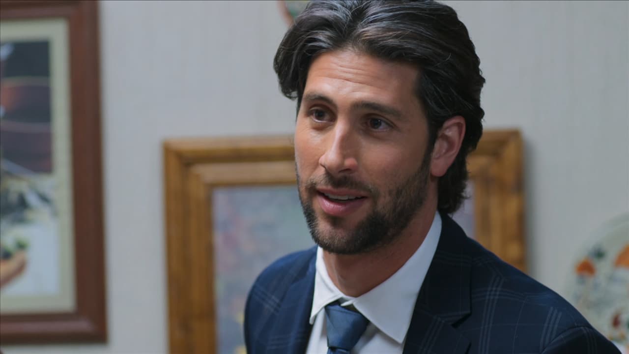 En el episodio final de "Los ricos también lloran", 'Santiago' le cuenta a 'Britny' y a su familia que 'Jhony' saldrá de la cárcel.