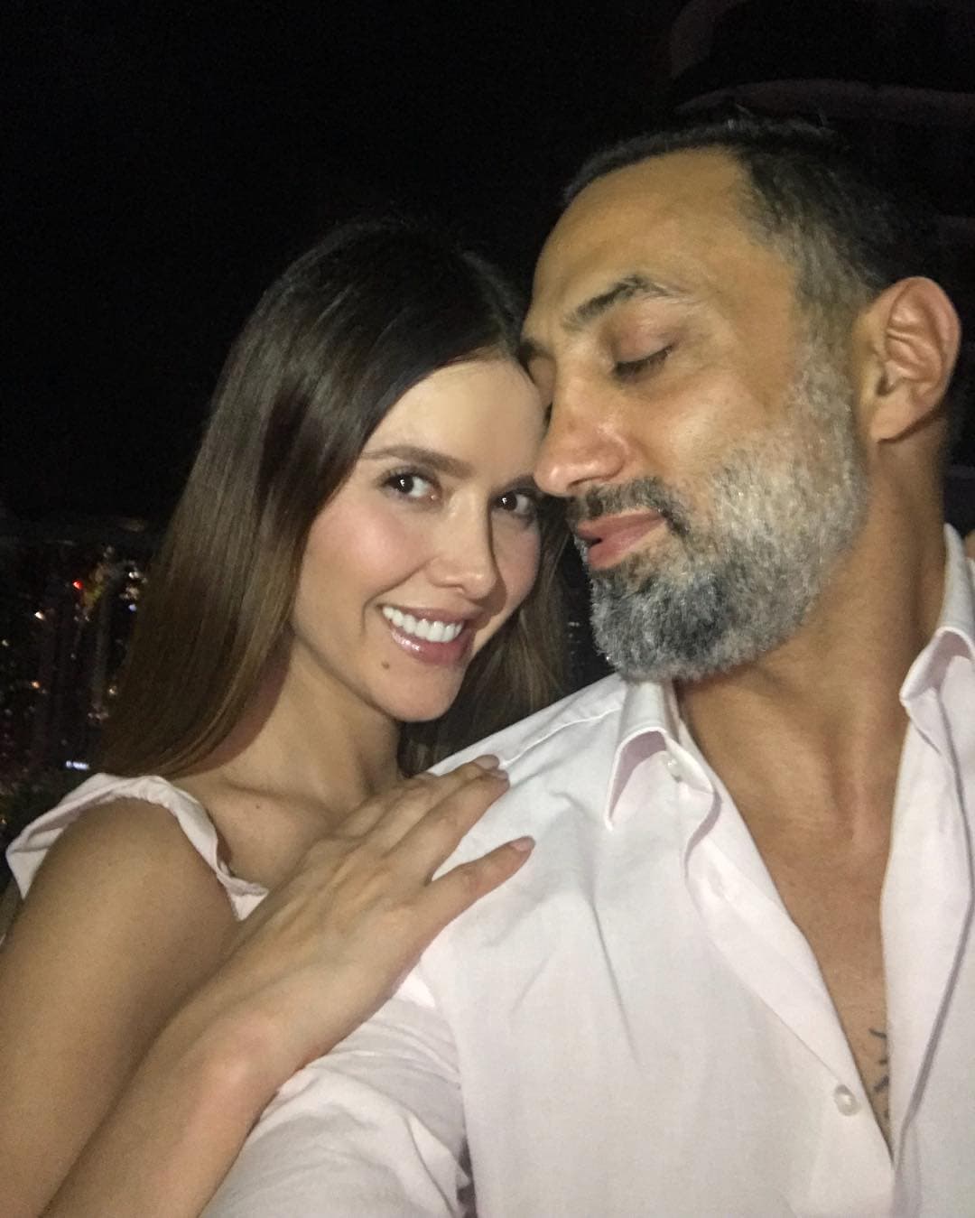 Dos meses después, George Seely se estableció en México durante seis meses, haciendo oficial ya su noviazgo con Marlene Favela, con quien se comunicaba en inglés.