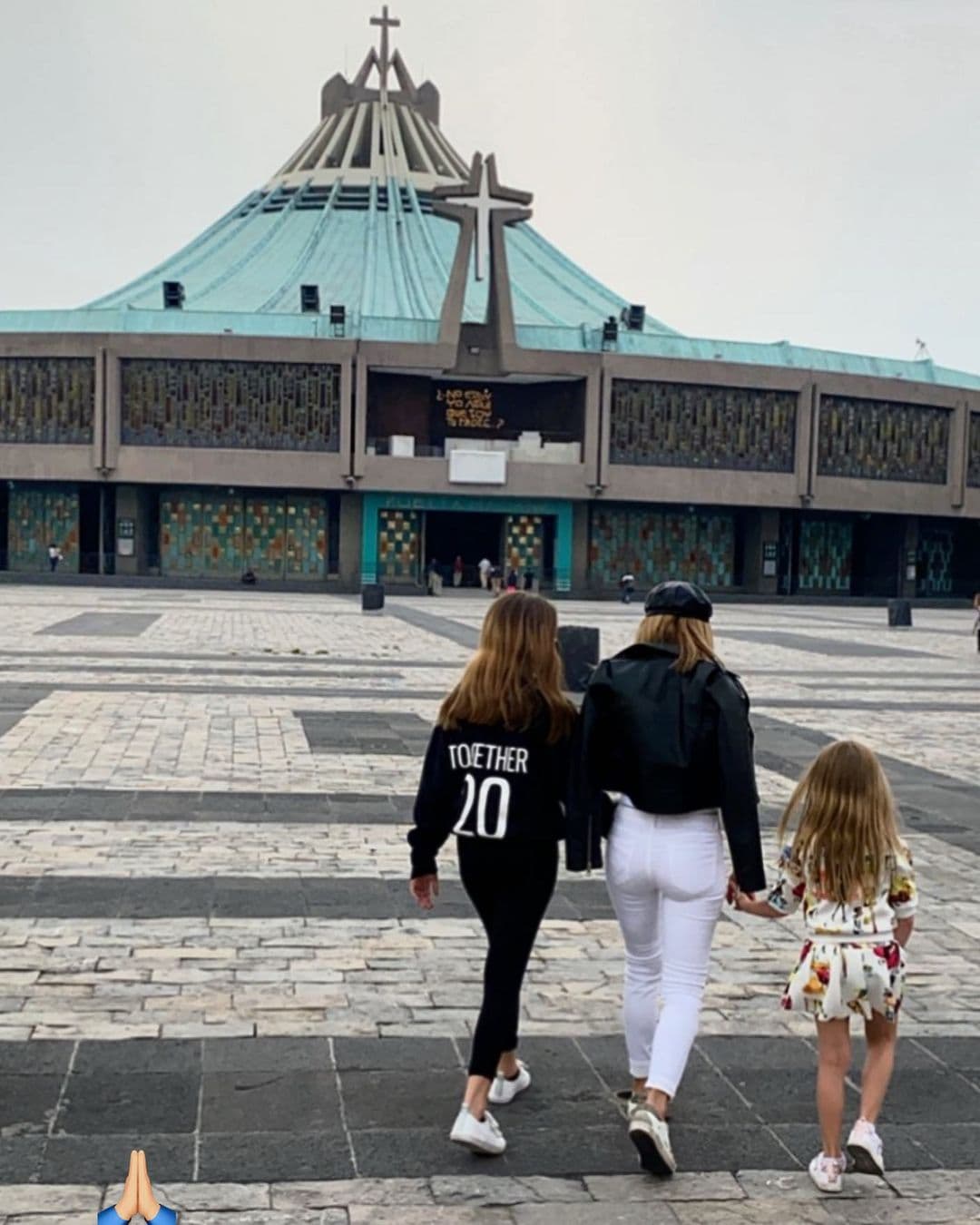 Geraldine Bazán publicó una fotografías de la visita que hizo hace unos días al recinto religioso acompañada de sus hijas, Elissa y Miranda: El amor, fe y esperanza que tú cómo Madre nos das #virgendeguadalupe Para todos los feligreses, esta foto fue hace meses. Como todos claro que quisiéramos estar ahí, no es posible. Festejémosla a la distancia!! Amén".