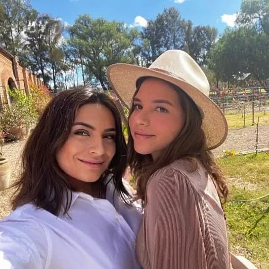 De acuerdo con la revista ¡Hola! México, Zacarías Helhem enviudó en 2018 y es padre de dos jóvenes -Alex y Viviana-, con quienes vive en Mission, Texas. Según las interacciones que se registran en Instagram, la estrella de la televisión mantiene una cercana relación con ellos, pues hasta se siguen en las redes.