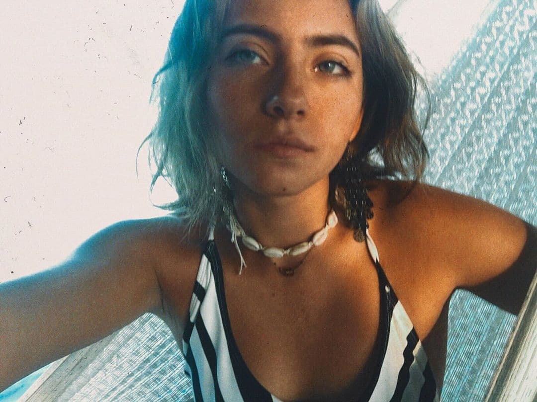 En redes sociales muchos ubican a Camila por sacarle las canas verdes a su padre con inocentes bromas que graba para después publicar en Tik Tok, y en una de las más recientes en la que el conductor cayó, la hija mayor del “Negro” Araiza quiso darle un “susto” a su padre fingiendo consumir marihuana, sin embargo, se trataba de un cigarrillo orgánico con el que la joven explicó estar aprovechando la cuarentena para dejar de fumar.