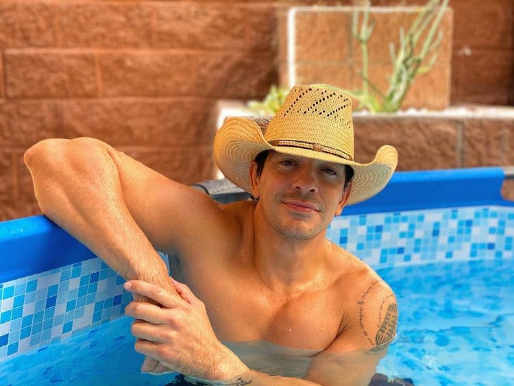 Como en La Desalmada, Yahir vuelve exhibir musculatura y abdomen de acero y revienta la red