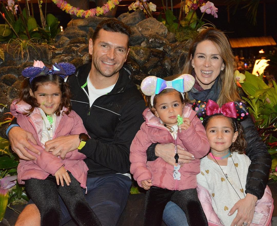 Jacky, Carolina y Renata son las tres hijas mayores de Jacqueline Bracamontes, quien ha destacado en varias ocasiones que Jacky es igualita a su padre Martín Fuentes; pero que las otras dos pequeñas salieron a la familia Bracamontes.