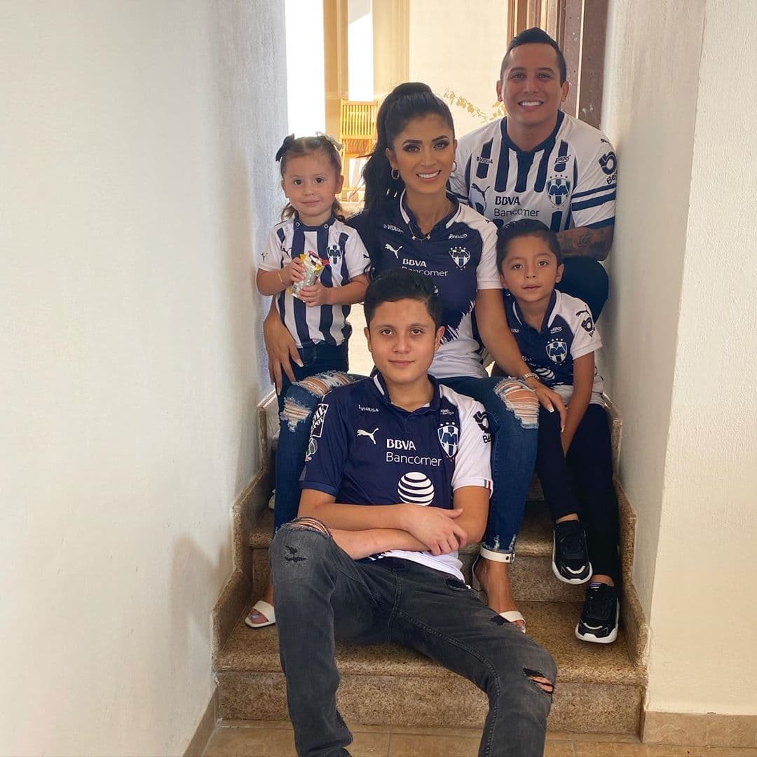 “Los #LunaFlores Gracias a Dios en nuevo #DomingoFamiliar. El futuro es aquel momento donde te arrepentirás de no haber hecho lo que puedes hacer hoy, recuerda que comienza hoy y no mañana”, anotó en una de las publicaciones.