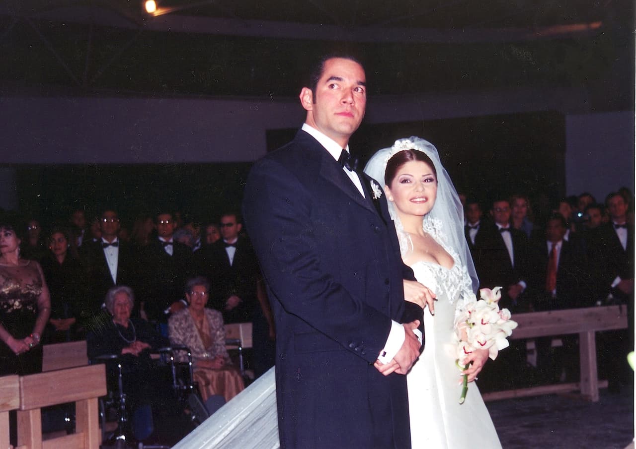 El primer romance público que Eduardo Santamarina tuvo fue con Itatí Cantoral, con quien tras trabajar en algunas telenovelas comenzó una relación amorosa que terminó en boda. La pareja se casó el 19 de septiembre de 1999 por el civil y cuatro meses después por la iglesia.