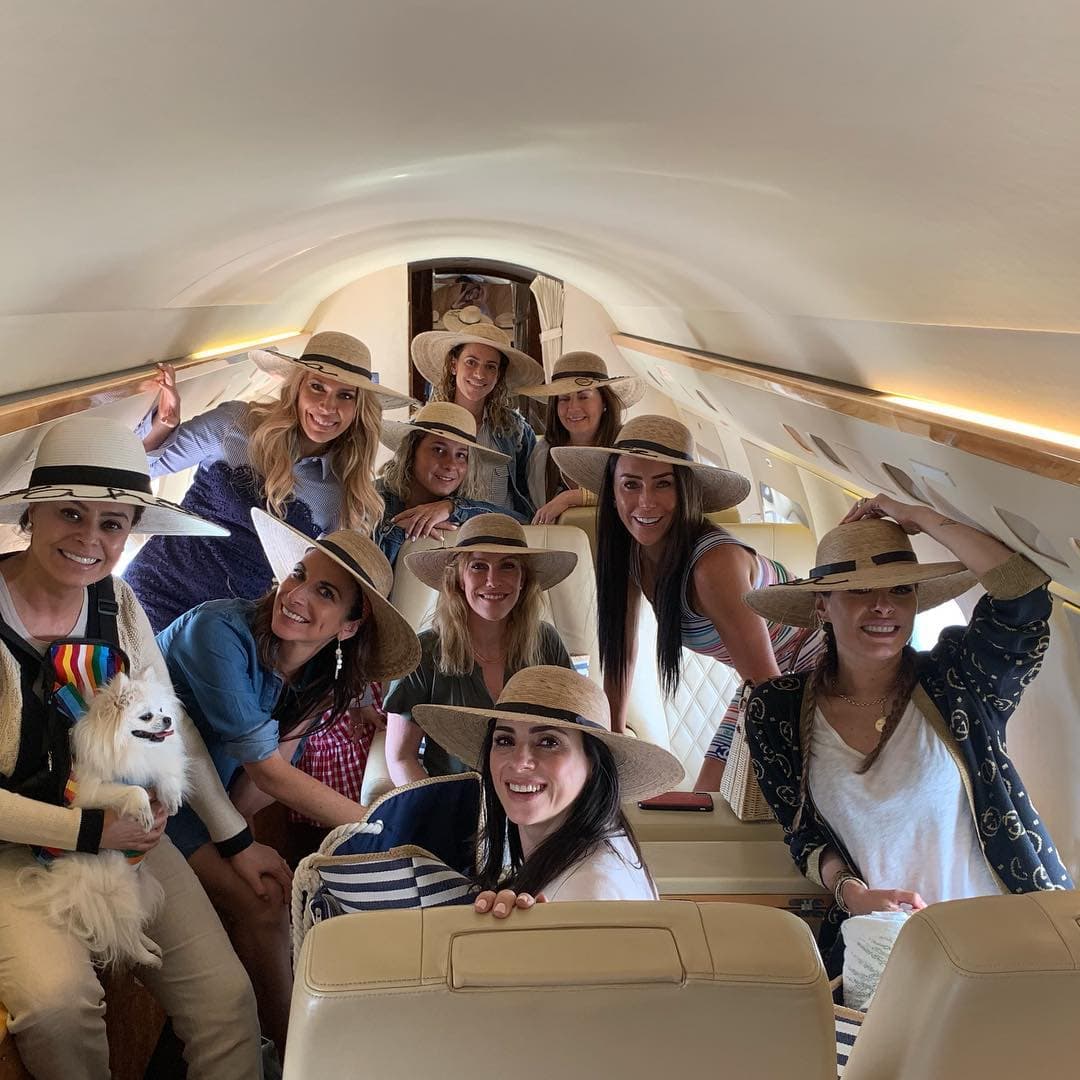 Inés Gómez Mont y Galilea Montijo arman tremenda fiesta durante vuelo a Acapulco