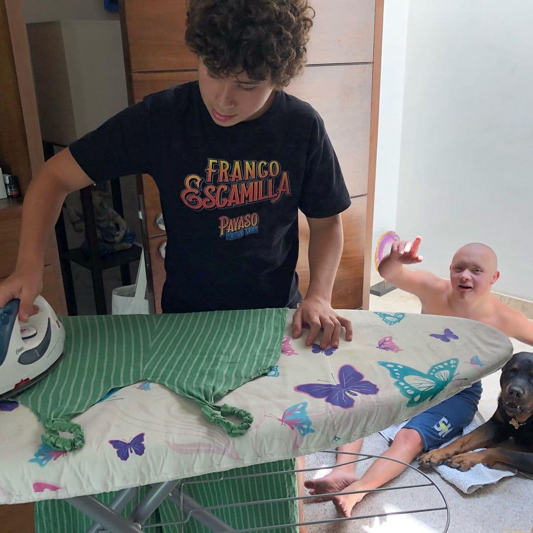 “Salimos a comer, a veces hemos ido al cine y hacemos actividades porque aún están chicos (…) La verdad es que Lety siempre fue de la idea de procurar estar como hermanos y tenemos muy buena relación Carlo, Luciano y yo, y también con mi hermana”.