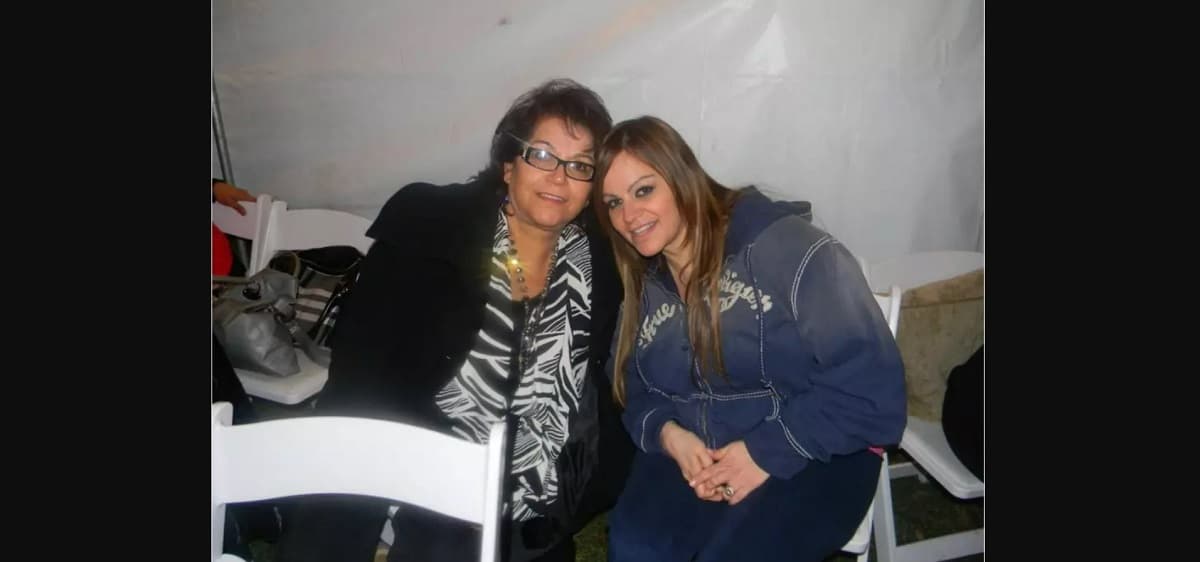 La mamá de la cantante compartió la foto con su hija hace años