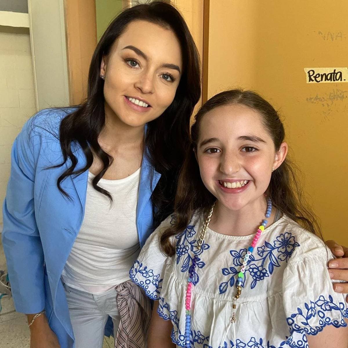 Después de preparase, debutó en la pantalla chica en programas unitarios como La Rosa de Guadalupe y Como dice el dicho, volviéndose un rostro recurrente de dichas emisiones.