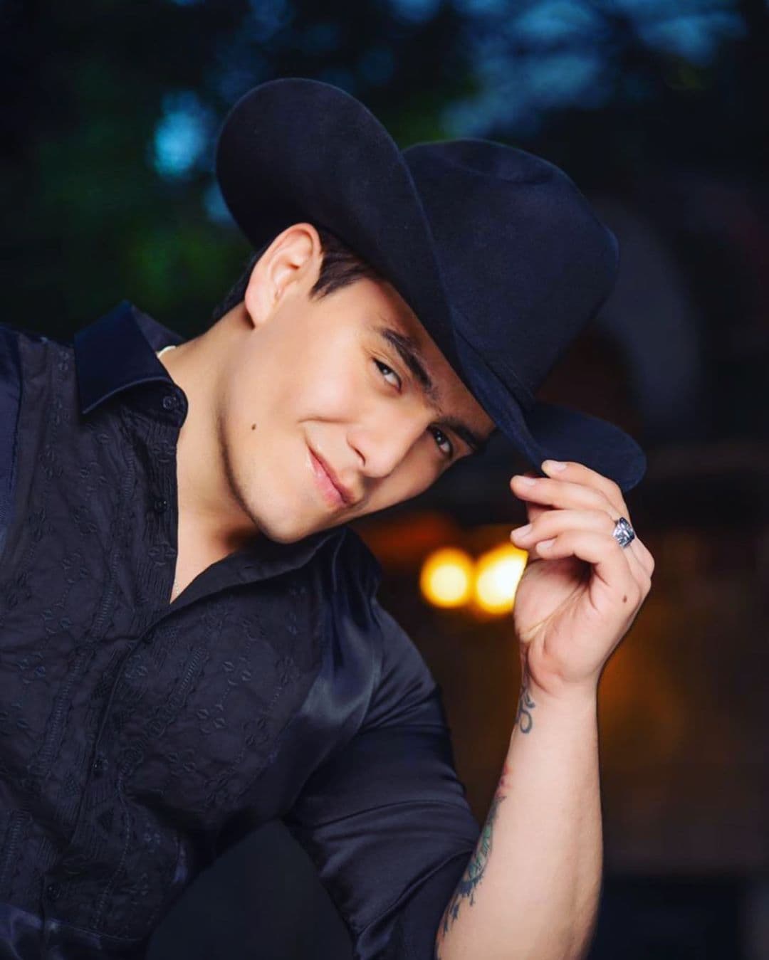 Julián Figueroa. Hijo de Joan y Maribel Guardia, el joven cantautor sigue el camino de su famoso progenitor en el regional mexicano y es, a la vez, un orgulloso padre y esposo.