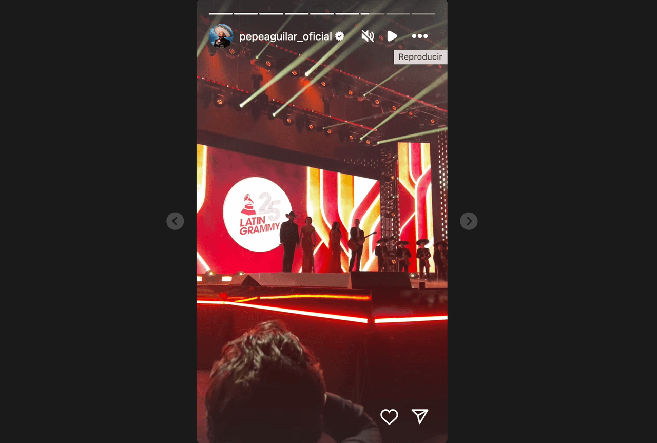 Nodal le manda amoroso beso a Ángela Aguilar mientras ella está en el escenario