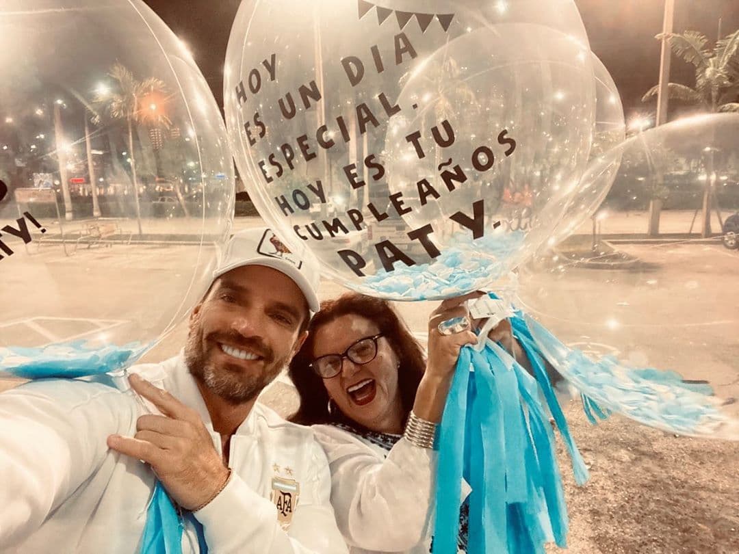 Julián Gil y su hermana, Patricia Romosco