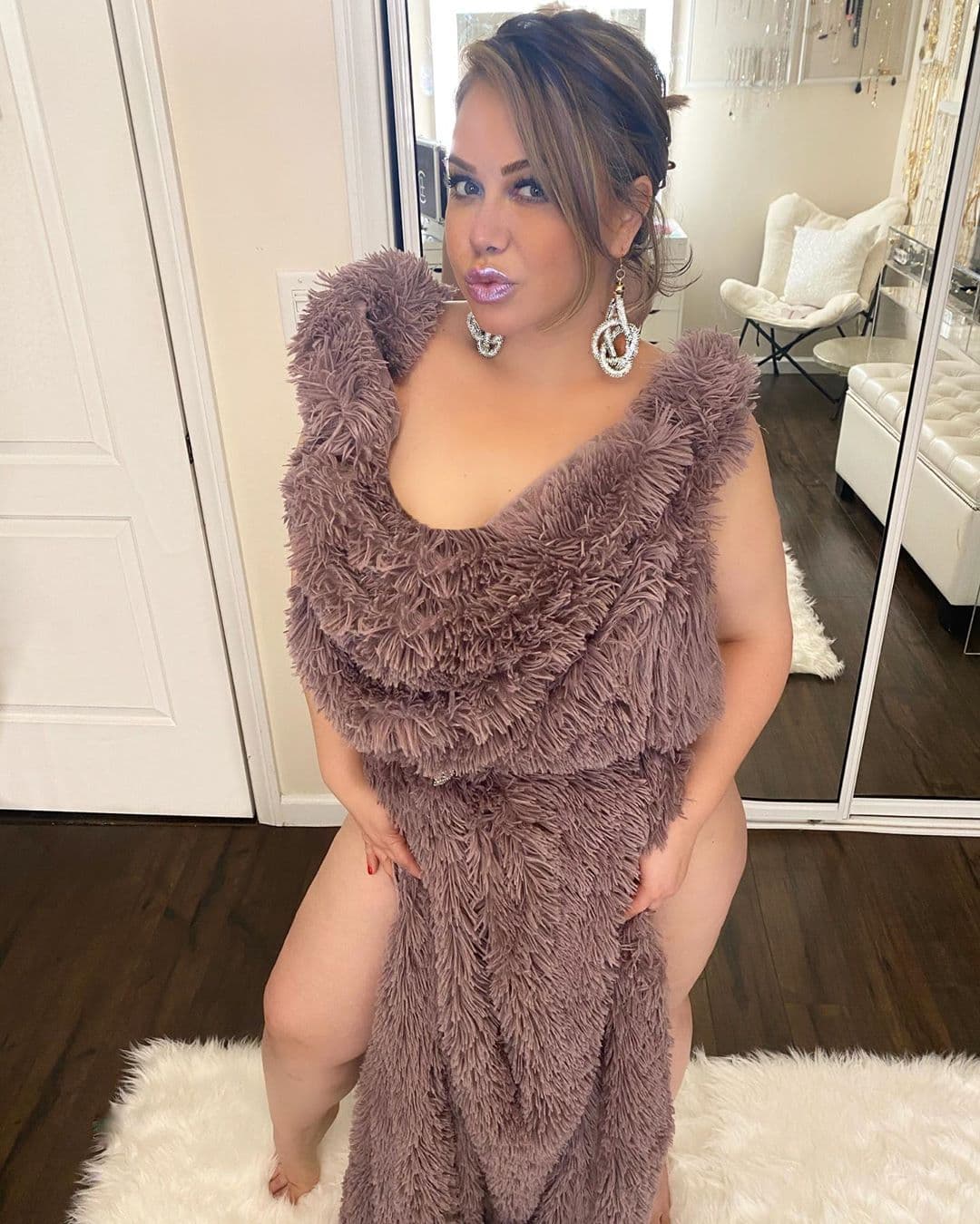 Tras anunciar la muerte de su ‘hijo’, Chiquis Rivera casi muestra de más con el Pillow Challenge