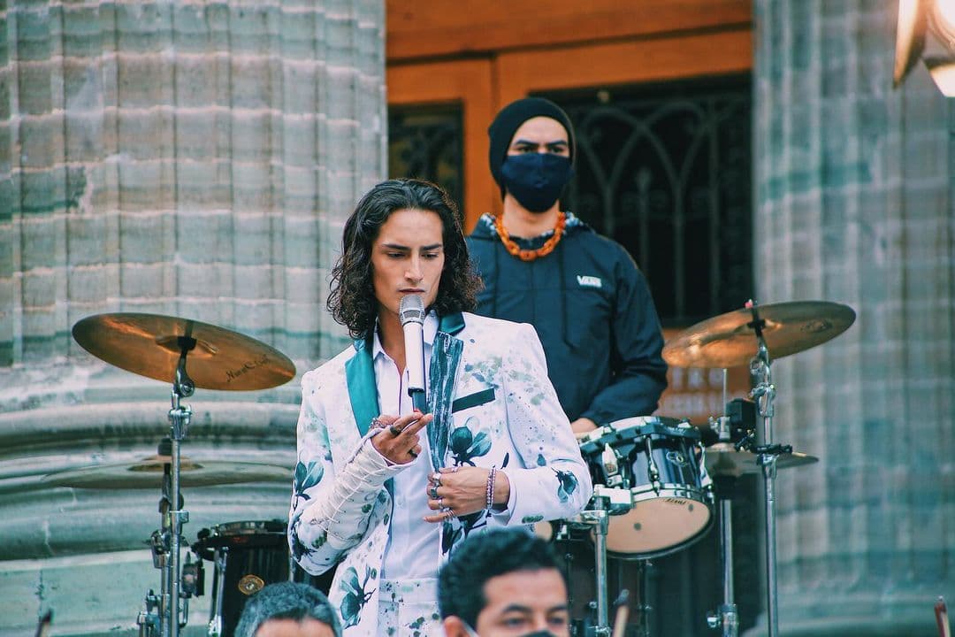 Emilio celebró sus 18 años con trabajo al estar en las grabaciones de la telenovela 'Qué le Pasa a Mi Familia?', protagonizada por Eva Cedeño y Mane de la Parra.