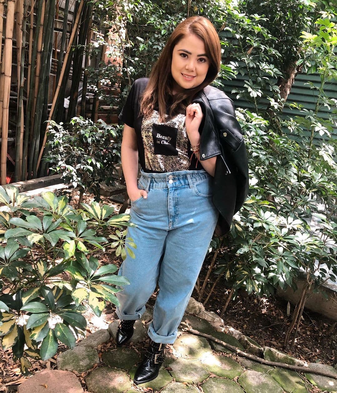 Mariana Botas vive un gran momento gracias a su personaje de ‘Martina’ en Una familia de Diez, hecho que la ha vuelto tendencia en redes sociales; pero ahora no causó revuelo por su actuación, sino porque mostró una drástica transformación al lucir el cabello rosa.