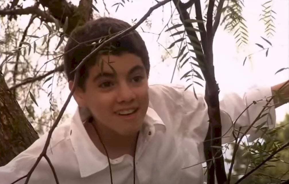 Omar Yubelli tenía tan solo 12 años cuando debutó en la telenovela bajo el personaje de ‘Eduardo Juárez’, el cual capítulos después encarnó Fernando Colunga.