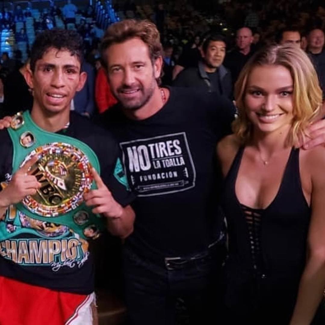 La feliz pareja se dio cita en un evento de box.