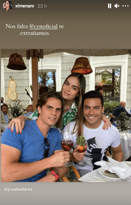 Ximena Navarrete posa junto a su esposo y Carlos Rivera.