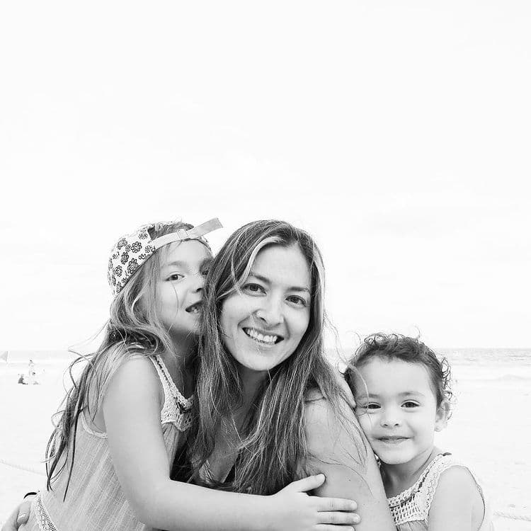 Gracias a las fotografías publicadas por su hermana, se sabe que Kenya al parecer es madre de dos pequeñas, quienes son la adoración de la protagonista de ‘Rubí’.