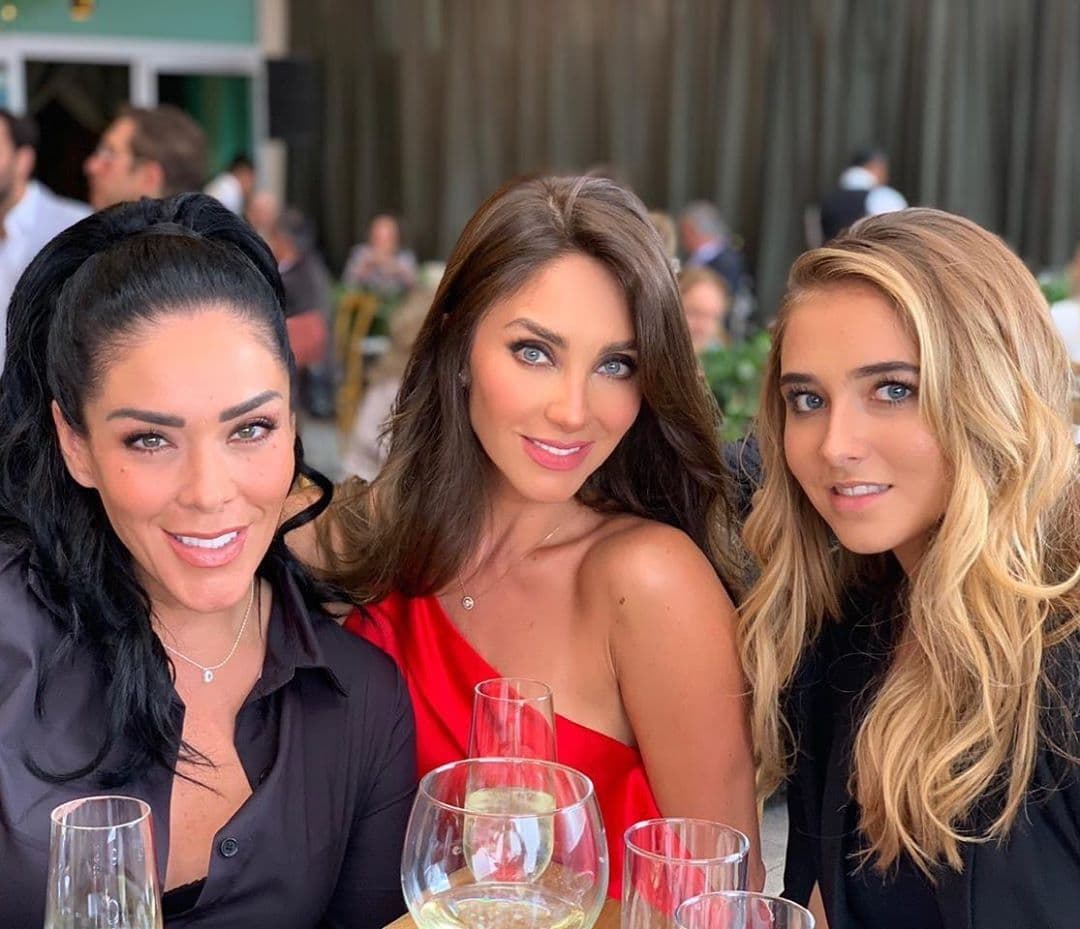 No es la primera vez que queda al descubierto que Anahí, su hermana Marichelo y su sobrina Ana Pau son igualitas. Hace algunos meses, la protagonista de ‘Rebelde’ compartió una fotografía en la que las tres aparecen posando muy sonrientes y gracias a la cual se volvieron tendencia por su belleza.