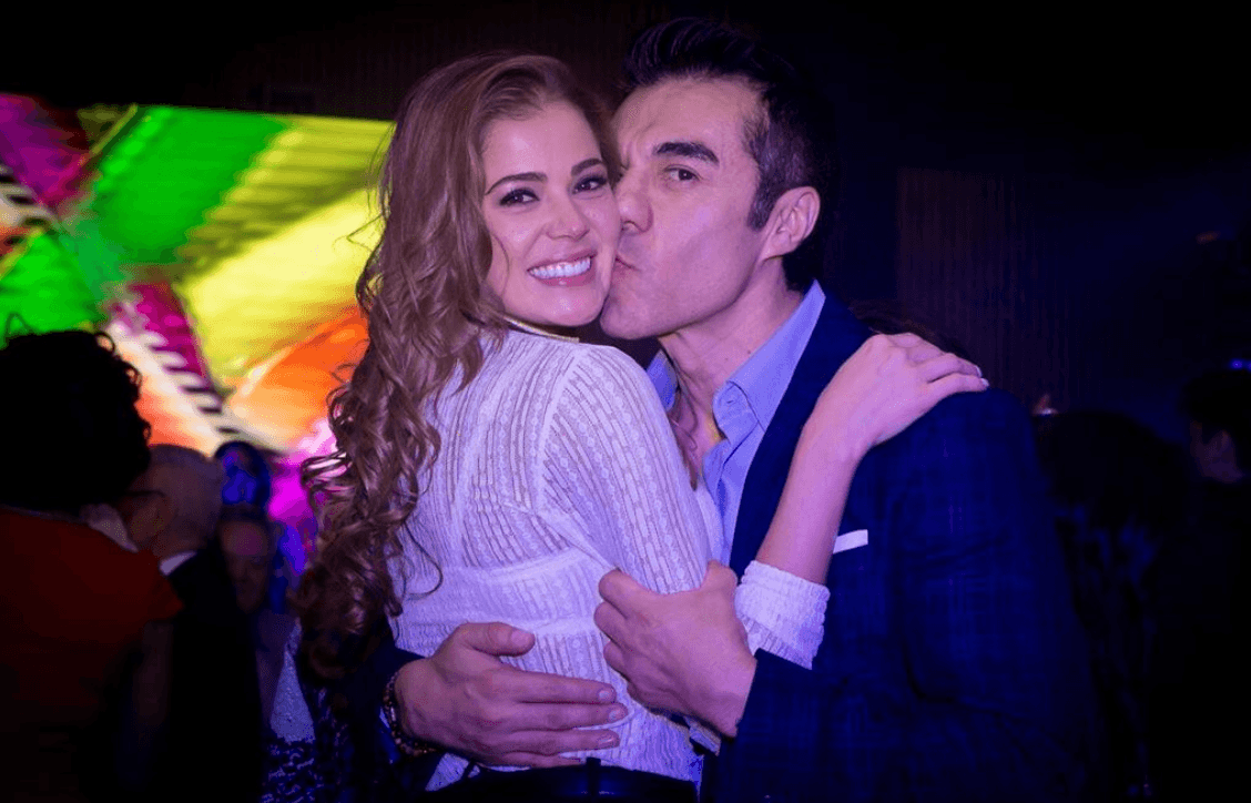 Hace dos años, Adrián pasó por una gran prueba, lo cual lo llevó a estar al borde de la muerte. Hoy, agradece el poder estar vivo y poder disfrutar de la vida con su pareja y con su futuro bebé. En la foto donde anunció el embarazo escribió: “Hace 2 años pasé la prueba más difícil de mi vida. Un año después llegó la mujer que me cambio la vida. Y ahora los dos estamos esperando una nueva vida! Mi amor 
<a href="https://www.instagram.com/thuanymart/">@thuanymart</a> gracias por hacerme el hombre más feliz del mundo! 😍
<a href="https://www.instagram.com/explore/tags/graciasdios%F0%9F%99%8F/">#GraciasDios</a> 
<a href="https://www.instagram.com/explore/tags/bebeencamino/">#bebeencamino</a>”.