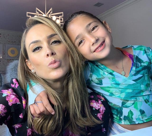 Jacky Bracamontes divide opiniones al dejar que sus hijas se maquillen: “No va con su edad”